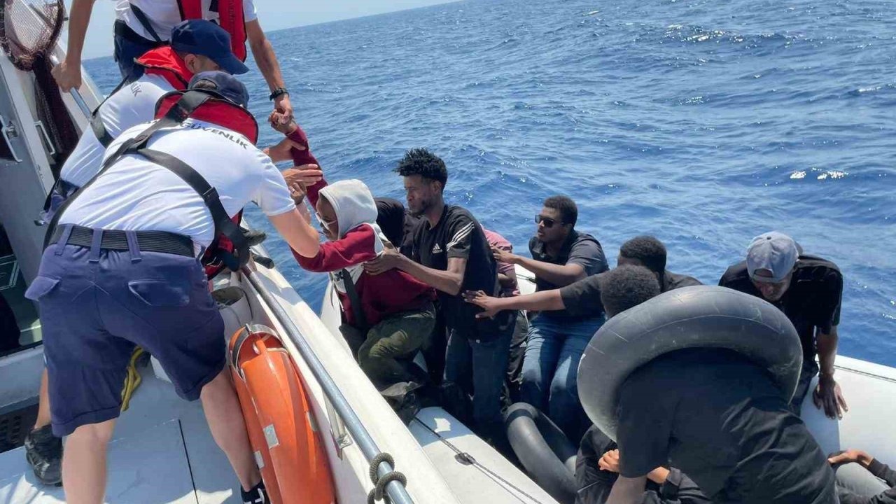 Denizde 13 göçmen kurtarıldı, karada 15 göçmen yakalandı