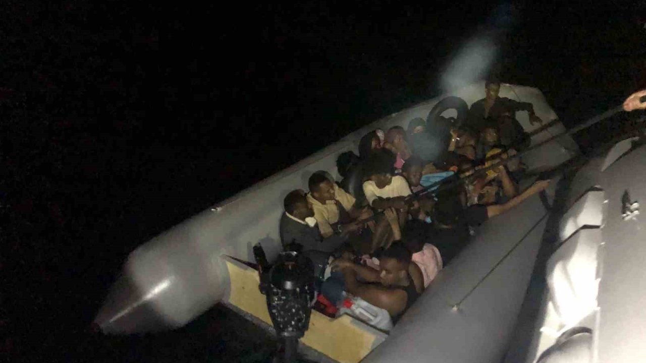 İzmir açıklarında can pazarı: 20 göçmen yakalandı