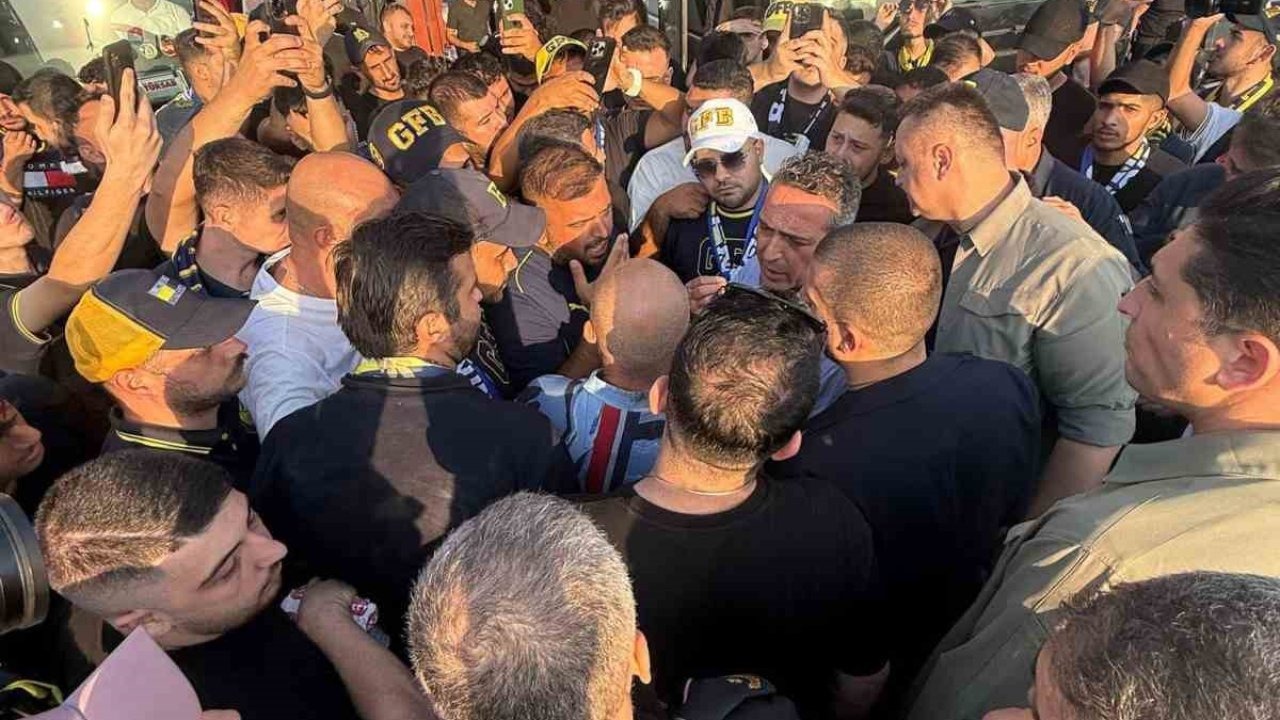 Ali Koç, taraftarlarla birlikte stada gitti