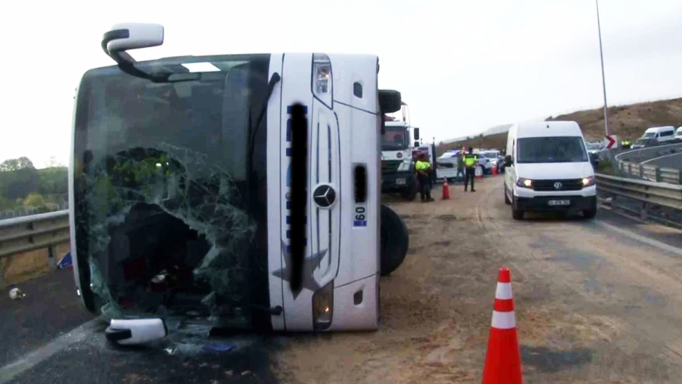 Kuzey Marmara Otoyolu’nda yolcu otobüsü devrildi: 3 ölü, 20 yaralı