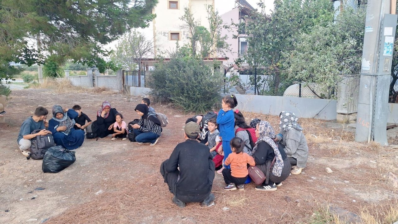 İzmir’de canpazarı: 46 düzensiz göçmen yakalandı, 16 göçmen kurtarıldı!