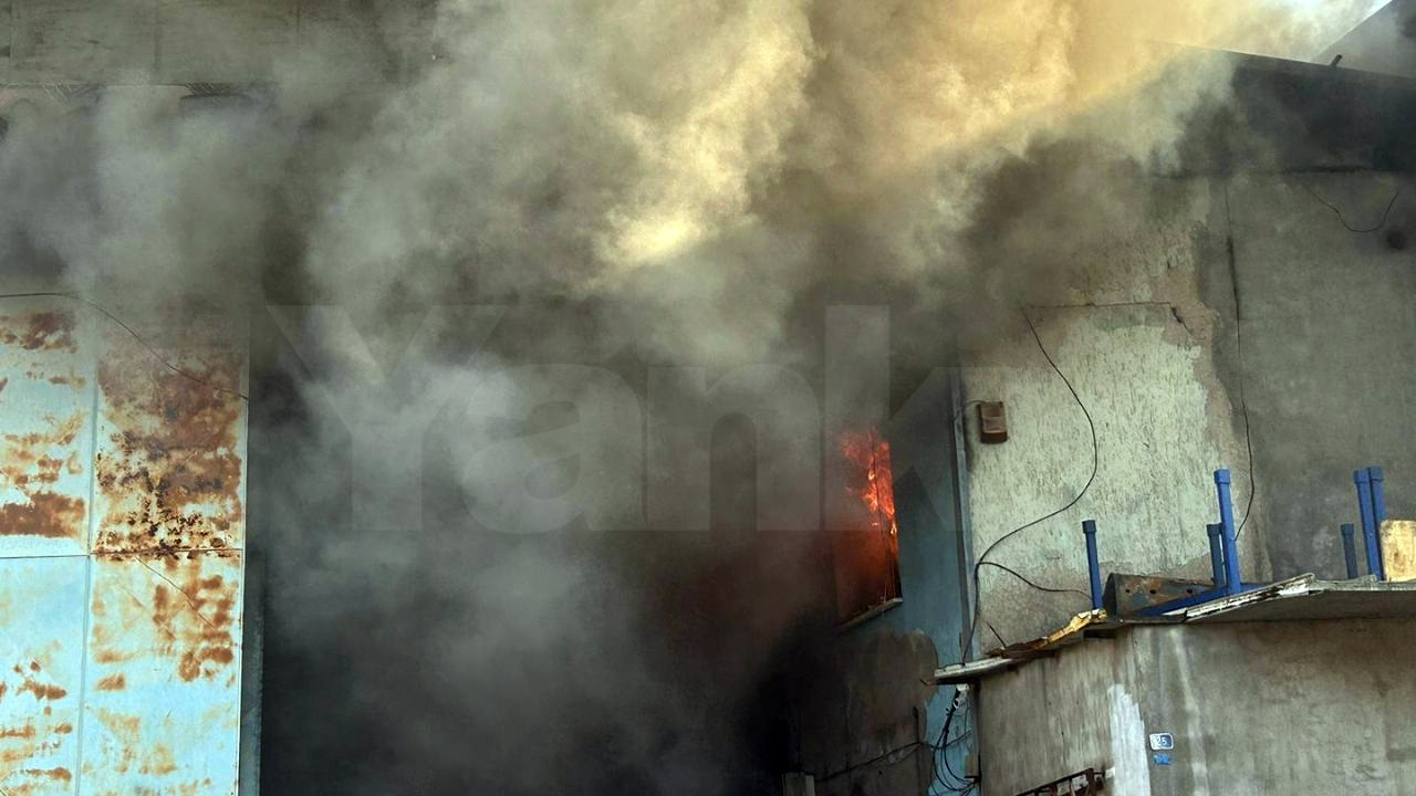 Turgutlu'da Koşukırı Çarşısı’nda yangın: 2 iş yeri alevlere teslim oldu!