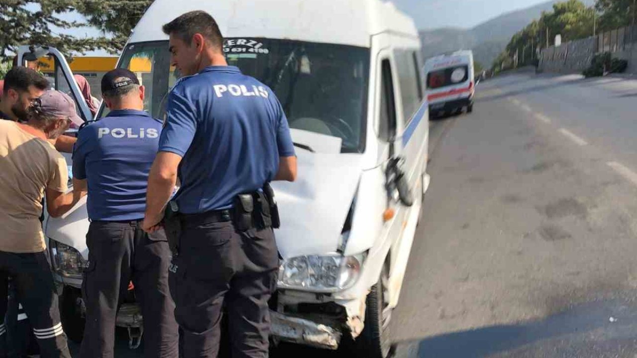 Manisa’da işçi servisi ağaca çarptı: 8 yaralı!