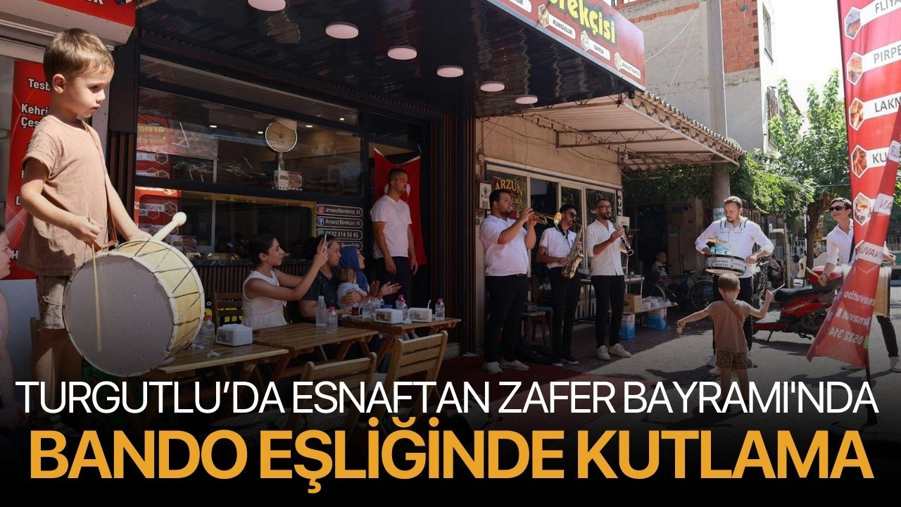 Turgutlu’da Esnaftan Zafer Bayramı'nda Bando Eşliğinde Kutlama