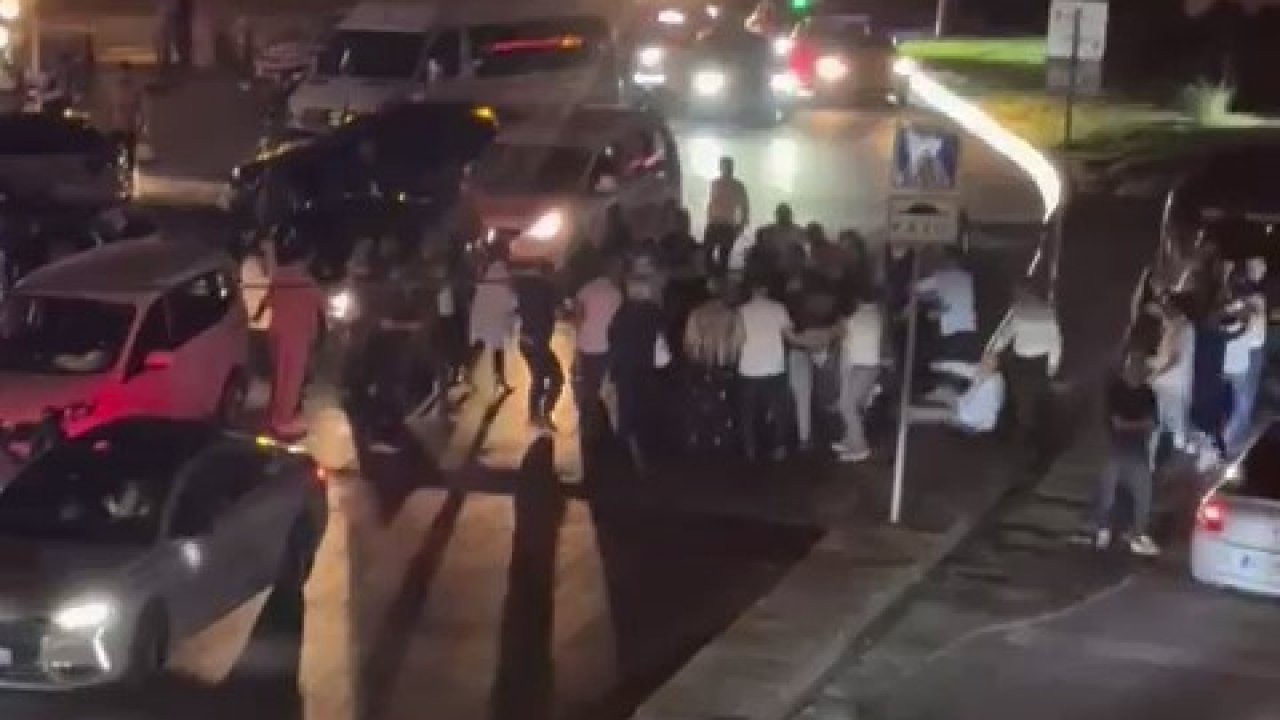 Esenyurt’ta düğün çıkışı taraflar birbirine girdi: O anlar kamerada