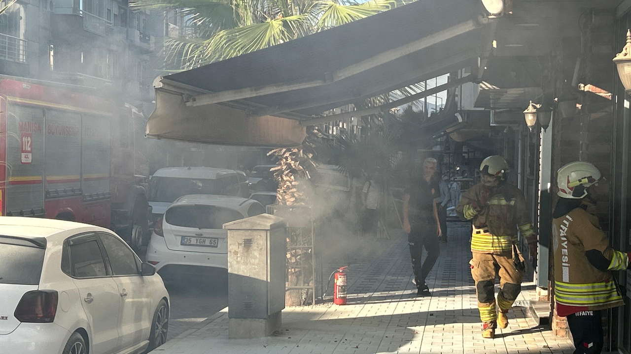 Atatürk Bulvarı’nda trafo bomba gibi patladı!