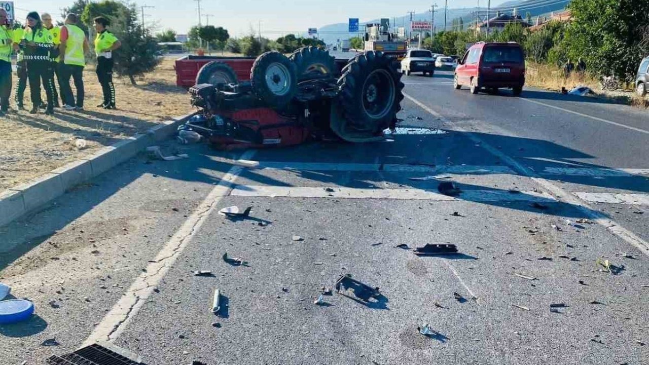 Ege'de acı kaza: Otomobilin çarptığı traktör sürücüsü hayatını kaybetti!