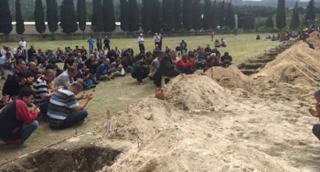 3 madenci yan yana toprağa verildi