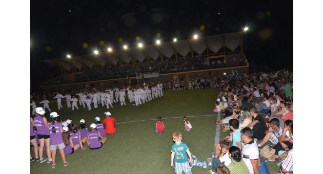 8. Akhisar Spor şenliği geceye renk kattı