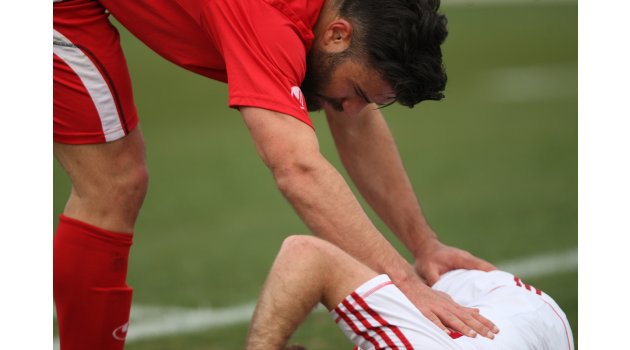 Acı içinde kıvrandı