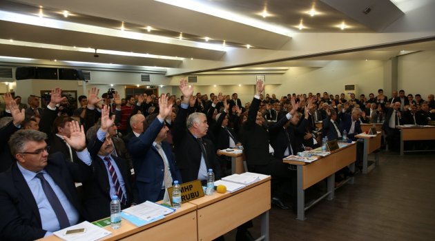 AKP grubu zam kararından geri adım attı.