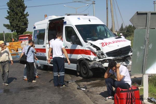 Ambulansla traktör çarpıştı: 1 ölü,2 yaralı