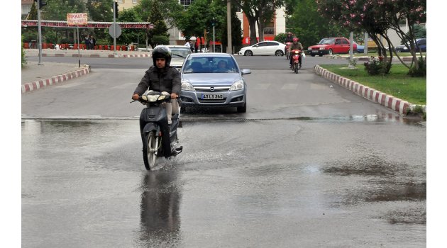 Ana su borusu patladı, ortalık göle döndü