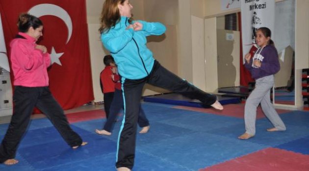 Anne ve çocuklar birlikte yakın dövüş öğreniyor