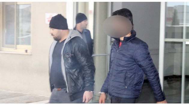 Aranan şahıs halı sahada yakaladı