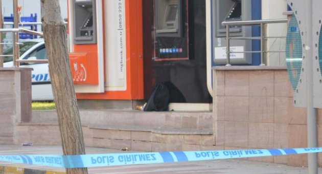 ATM önüne bırakılan çanta korkuttu