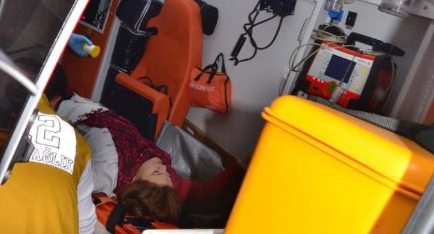 Bacaklarından vurduğu kadının başında bekledi