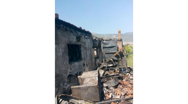 Bağ evi yangında kül oldu