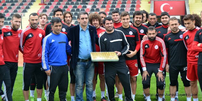 Başkan Ayarcı’dan futbolculara baklava ikramı