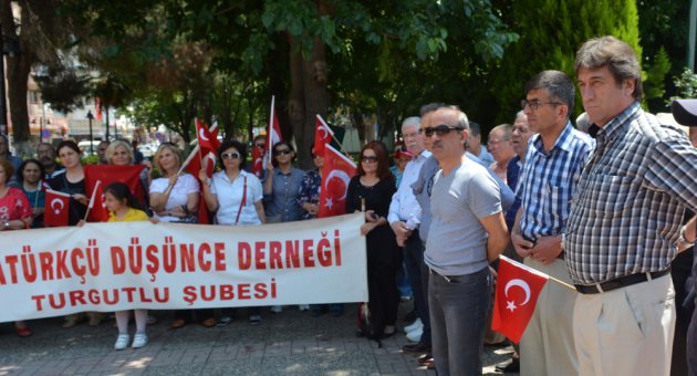 Bayrak tepkisi devam ediyor