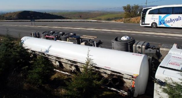 Bitkisel yağ yüklü tanker, yoldan çıkarak şarampole devrildi.