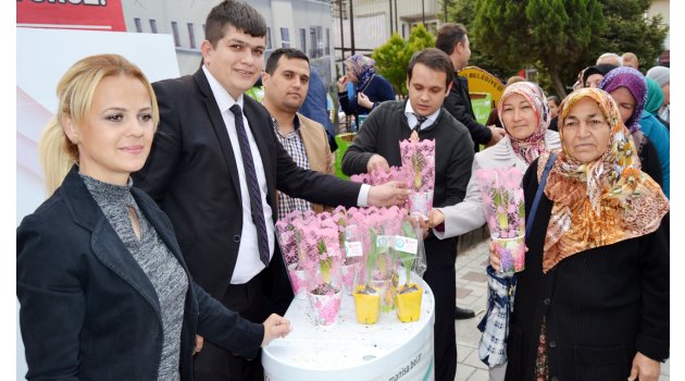 Büyükşehir Turgutlu’da 3 bin lale ve flular  dağıttı