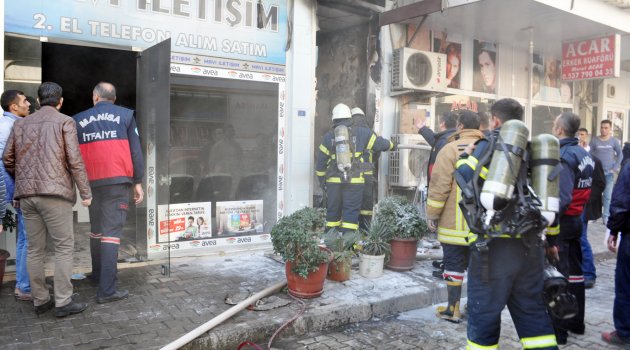 Cep telefonu mağazasında korkutan yangın
