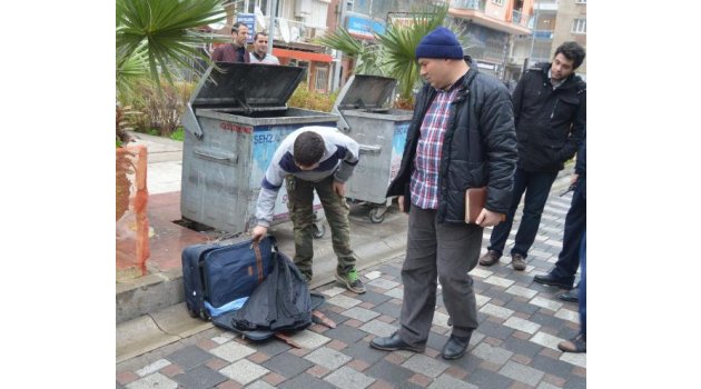Çöpe atılan bavul bomba şüphesiyle korkuttu