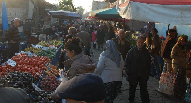Cuma Pazarında fiyatlar yüz güldürüyor