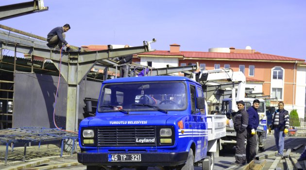 Cumartesi  Pazar yerinin yıkımına başlandı.