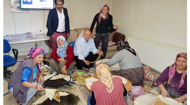 Derneğe gelir için gözleme yapıp satıyorlar