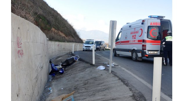 Duvara çarpan motosikletteki 2 kız yaralandı