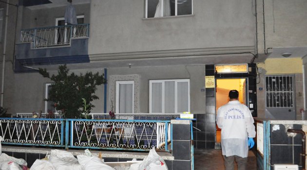 Evde ölü bulundu.