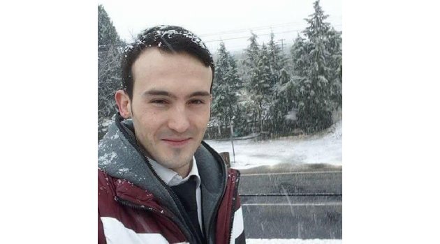 Evinde kendini astı