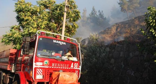 Evlere ve ormanlık alana sıçramadan söndürüldü