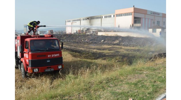 Fabrikaya sıçrayan yangın korkuttu