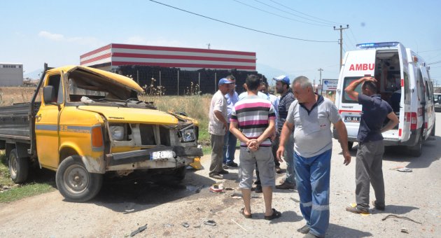Freni tutmayan kamyon, kamyonete çarptı: 1 ölü