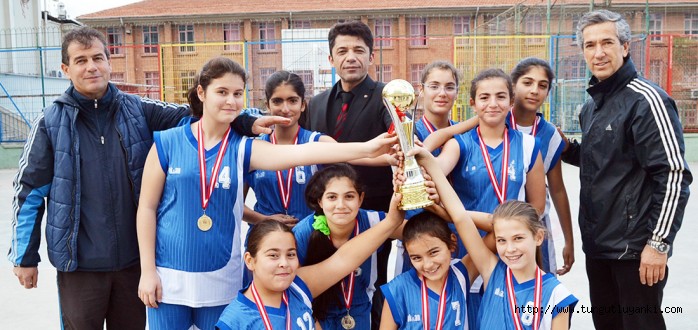 Gazi’nin küçük kız basketbolcuları namağlup il şampiyonu