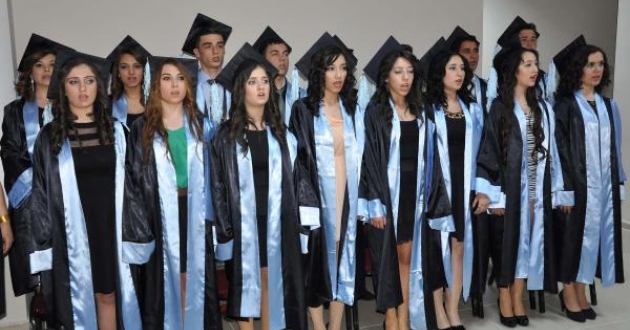 Genç mezunların diploma heyecanı