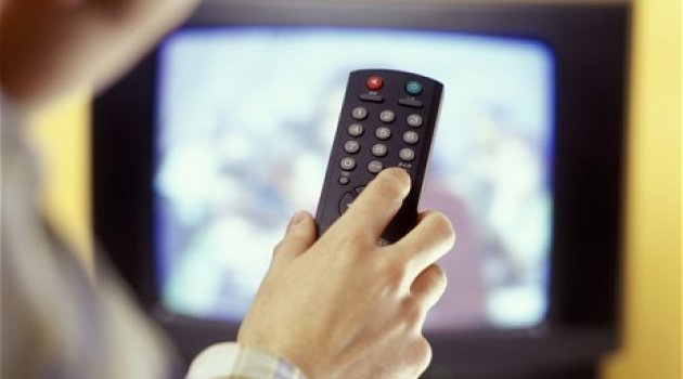 Gençler zamanının çoğunu televizyon izleyerek geçiriyor