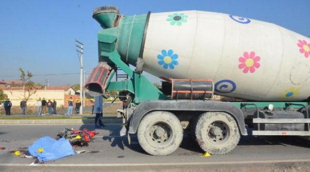 Geri manevra yapan beton mikseri motosikletliyi ezdi