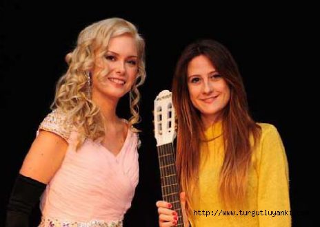 Güzel sanatçı gitarıyla büyüledi