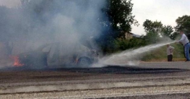Hareket halindeki otomobil alev aldı