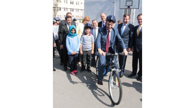 Hareketli yaşam için bisiklet dağıttılar