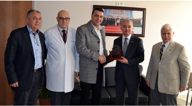 Hastaneye 2 cihaz bağışlayan Ayhan ailesine plaket