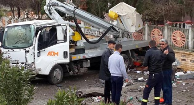 Hidrolik plaformun sepeti ölümden kurtardı