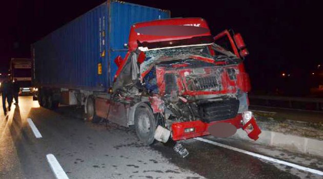 Hurdaya dönen TIR'dan yara almadan çıktı