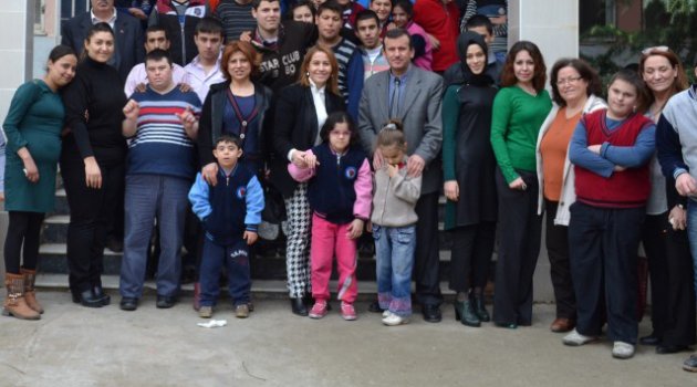 İçen : Halkın vekili olursak ,engellilerin hayatını kolaylaştırmak için çok önemli projelere imza atacağız