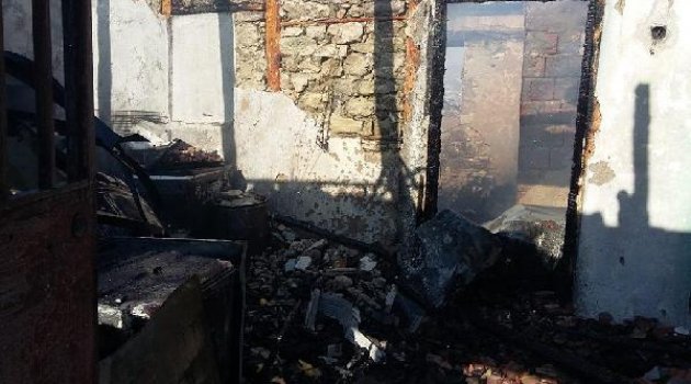 İki katlı ahşap ev ve paralar yandı