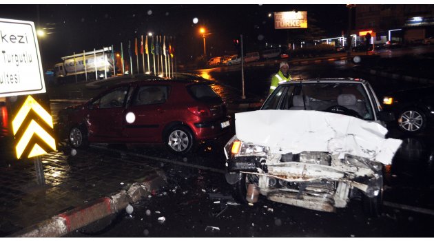 İki otomobil çarpıştı: 3 yaralı